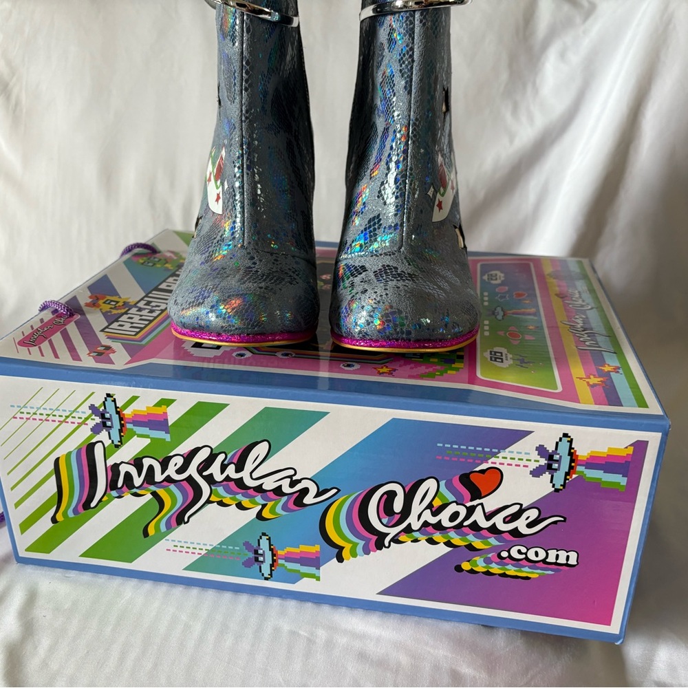 Holographic Star-Embellished Boots - Picture 7 of 14
